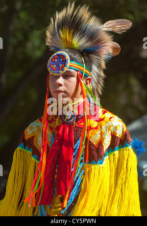 Chumash Native American teen in una tradizionale danza di erba Foto Stock