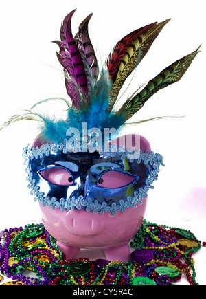 Mardi Gras piggy pank su una pila di Mardi Gras perle e monete Foto Stock