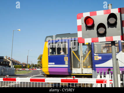 Northern line Pacer treno passa passaggio a livello nel nord-est dell' Inghilterra, Regno Unito Foto Stock