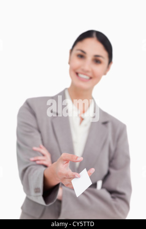 Business card consegnato dalla commessa sorridente Foto Stock