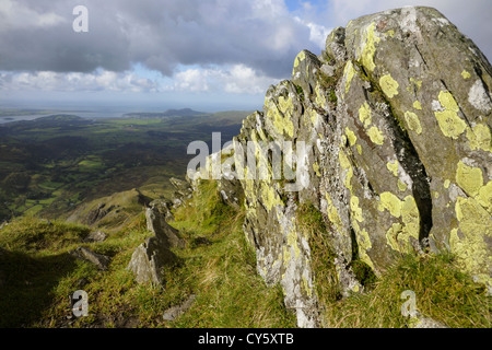 Vista dal vertice di Cnicht (il cavaliere) montagna, guardando verso Porthmadog e Cardigan Bay. Snowdonia, il Galles del Nord. Foto Stock