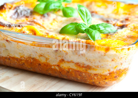 Fresca di lasagne al forno con basilico fresco sulla parte superiore Foto Stock