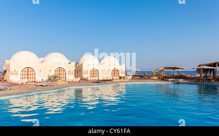 Bungalow e una piscina a Dahab, Egitto. Foto Stock