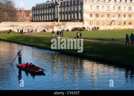 Punt sulla camma di Cambridge vicino a King's College con il vecchio tribunale di Clare College in background Foto Stock