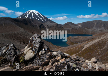 Imponente Ngauruhoe stratovulcano è il più giovane dei vulcani attivi nel Parco Nazionale di Tongariro. Tama Lago è ai suoi piedi. Foto Stock