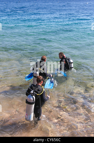 DAHAB, Egitto - 24 gennaio 2011: Divers immettere il mare il 24 gennaio 2011 a Dahab, Egitto. Blue Hole è un rinomato diving posizione Foto Stock