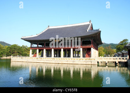 L'imperatore palace a Seoul. Corea del Sud. Lago. Edificio. Riflessioni Foto Stock