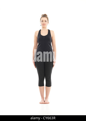 Unica donna in postura yoga, su sfondo bianco Foto Stock