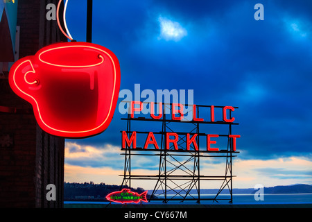 Insegne al neon a Pike Place Market di Seattle Foto Stock
