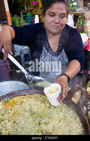 Donna che serve Esquites in Giamaica Mercato in Città del Messico DF Foto Stock