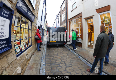 Le strette stradine in ciottoli e i vicoli della vecchia Whitby nel North Yorkshire, Inghilterra, Regno Unito Foto Stock