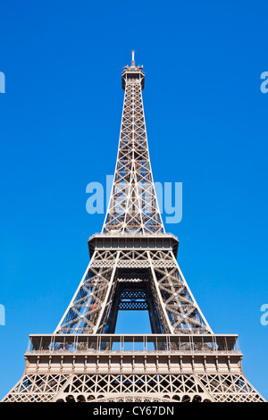 La Torre Eiffel a Parigi contro un cielo azzurro cercando Parigi Francia EU Europe Foto Stock