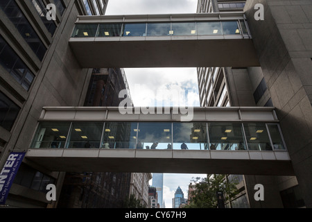 Hunter College skywalks, Lexington Avenue, Manhattan, New York City, Stati Uniti d'America Foto Stock