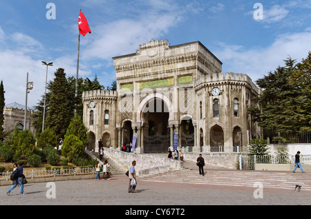 Beyazit Square e l'entrata dell'Università di Istanbul Beyazit park, Istanbul, Turchia. Foto Stock