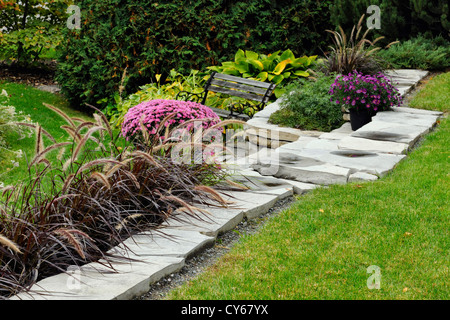 Un muro di pietra con incapsulate in tarda estate mamme, maggiore Sudbury, Ontario, Canada Foto Stock