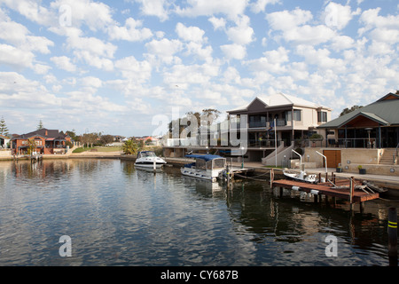 Costoso case lungo il lungomare di Mandurah Canali, Mandurah, Western Australia. Foto Stock