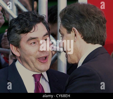 Millbank mattina di vittoria...2001 Gordon Brown e il Primo Ministro Tony Blair euforico. Fotografia David Cole Foto Stock