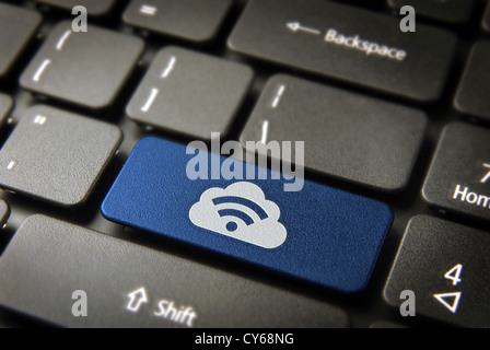 La tecnologia Blu il tasto con il simbolo RSS e il cloud computing icona sulla tastiera del notebook. Incluso percorso di clipping, così puoi modificare facilmente. Foto Stock