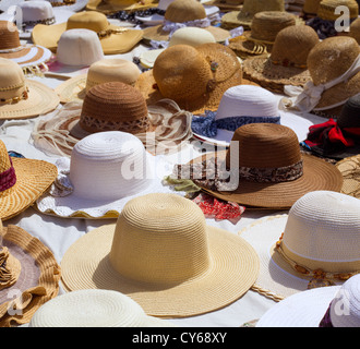 Cappelli del display su un mercato di strada all'aperto sotto sunny luce estiva Foto Stock