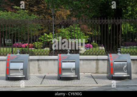 Moderna i contenitori della spazzatura a Lugano, Svizzera Foto Stock