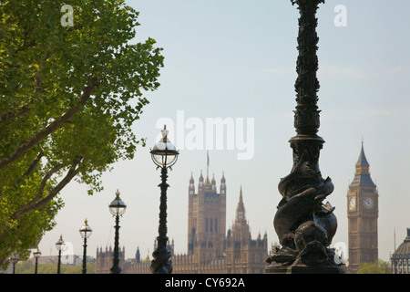 Una linea di ornati in lampade stradali incorniciare una vista del Big Ben e le Camere del parlamento di Londra, Regno Unito. Foto Stock