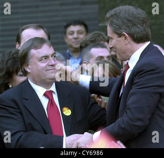 Tony Blair vittoria mattina 2001 con John Prescott. Fotografia David Cole. Dagli archivi di stampa Ritratto Service (ex premere ritratto Bureau) Foto Stock