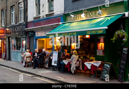 I clienti del Bistro che cenano all'aperto a Soho, Londra, Inghilterra, Regno Unito. Foto Stock