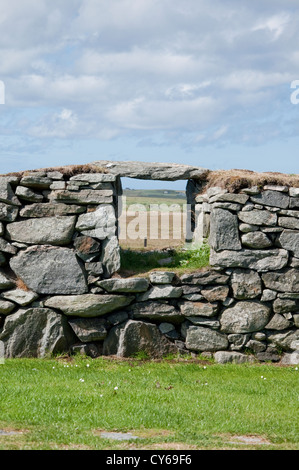 Finestra e pareti di pietra di una rovina croft a Arnol, isola di Lewis Foto Stock