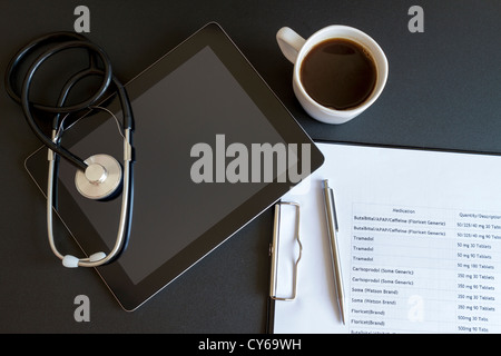 Tavoletta digitale con uno stetoscopio e documenti Foto Stock