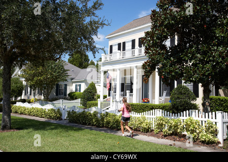 White picket recintata a bassa densità edilizia residenziale immobiliare nella celebrazione florida usa Foto Stock