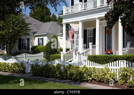 White picket recintata a bassa densità edilizia residenziale immobiliare nella celebrazione florida usa Foto Stock