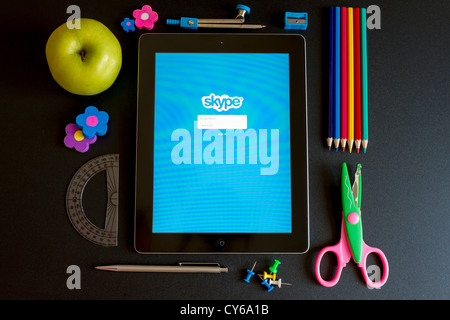 Ipad 3 con la scuola accesories e Skype sullo schermo Foto Stock