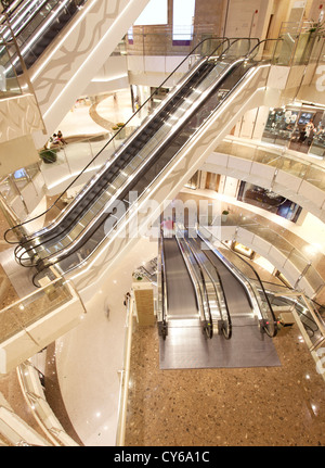 Escalator nel centro commerciale per lo shopping, lujiazui zona di Shanghai Foto Stock