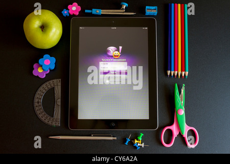 Ipad 3 con la scuola accessori e yahoo messenger sullo schermo Foto Stock