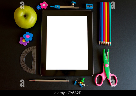Tablet PC con la scuola accesories su sfondo bianco Foto Stock