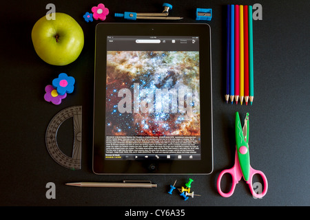 Ipad 3 con la scuola accessori e la NASA ricerca Foto Stock