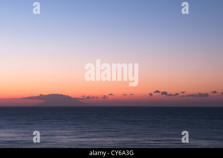 Thassos, Grecia. Settembre. Vista dalla spiaggia dorata (Chrisi Ammoudia/Skala Panagias) verso est per risultae di Samotracia Alba sunrise Foto Stock