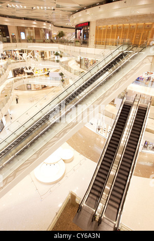 Escalator nel centro commerciale per lo shopping, lujiazui zona di Shanghai Foto Stock