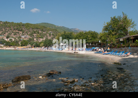 Thassos, Grecia. Isola greca. Settembre. Vista verso la spiaggia dalla penninsula presso Alyki o Aliki. Foto Stock