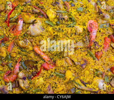 Riso spagnolo paella mista di carne e pesce nella Comunità Valenciana Foto Stock