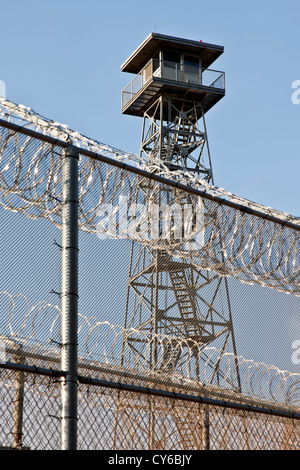 Torre che sovrasta il carcere recinto di sicurezza. Foto Stock