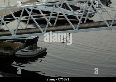 Un gommone ormeggiato a Aberystwyth marina come crepuscolo approcci. Foto Stock
