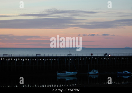 Aberystwyth porto e marina come crepuscolo approcci. Foto Stock