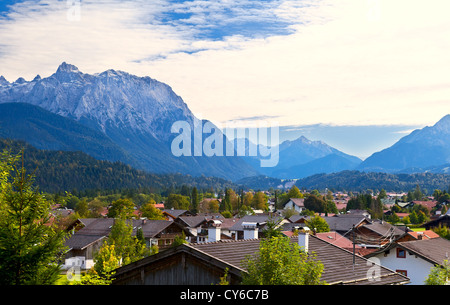 Elegante cittadina Wallgau in Alpi bavaresi Foto Stock