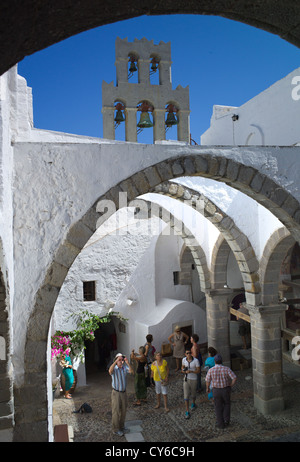 I visitatori del monastero di Giovanni il Teologo (Patrimonio Mondiale dell'UNESCO) costruiti dal 1088 Foto Stock