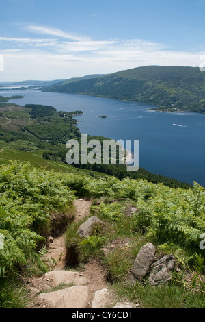 Il percorso verso il basso per Loch Lomond dai fianchi di Ben Lomond, Scozia Foto Stock