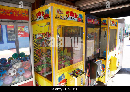 Fila di merchandiser claw giochi arcade florida usa Foto Stock