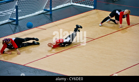 Canadian donna goalball team in azione contro il Giappone a Londra 2012 Giochi Paralimpici nella casella di rame. Il Canada ha vinto 1 - 0. Foto Stock