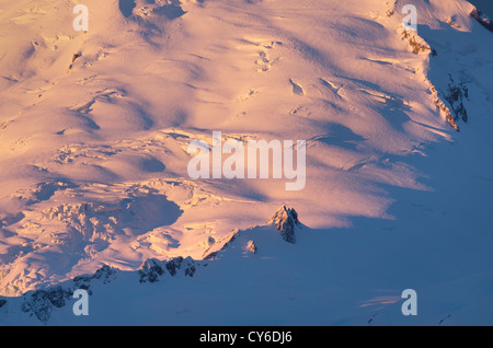 Ghiacciai sui fianchi del monte Baker ardenti all'alba d'inverno. Foto Stock