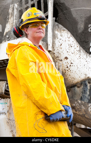 Una femmina di lavoratore edile costruire nuove case in Fort McMurray in casa tar sands lavoratori. Foto Stock